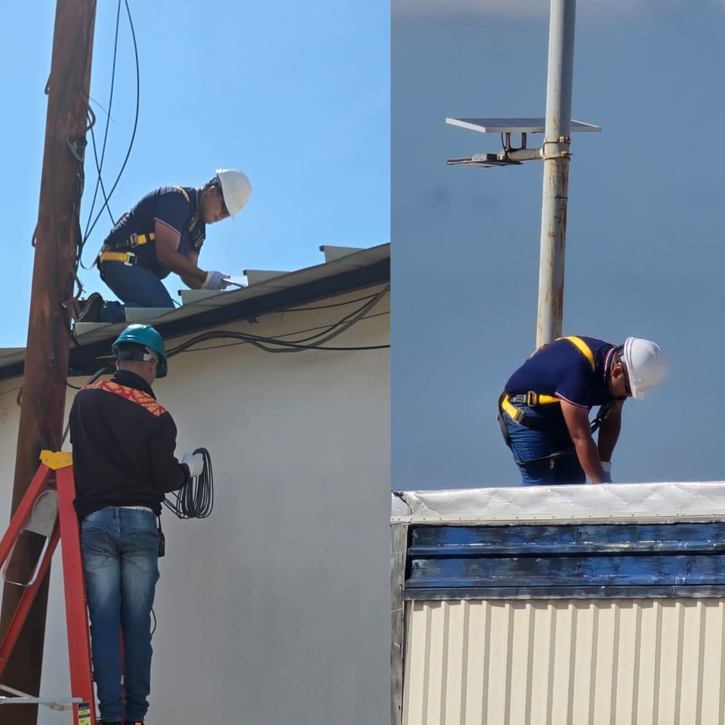 Técnico instalando antena satelital